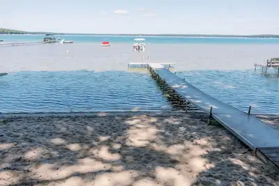 Image de Higgins Lake - One Of A Kind Lakefront Lodge!