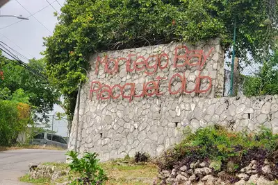 Image de Racquet Club Must Stay #1