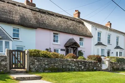 Image de Just a stone's throw away from the water's edge, thatched Trevarrow Cottage is the ideal place to un