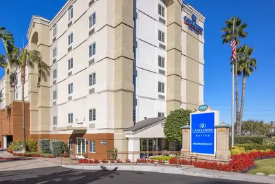 Image de A quick drive away from Knott's Berry Farm! 2 Suites w\/ Kitchens & Dining Areas!