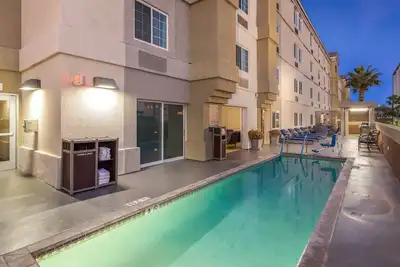 Image de 2 Pet-friendly Studios with Kitchens! Adjacent to Disneyland Resort! W\/ Pool!