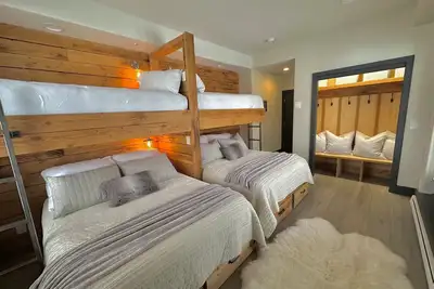 Image de Newly Updated, true ski-in/out 2Bed/3Bath. Closest building to the lifts!