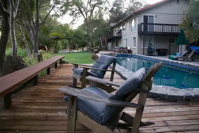 Image de étapes oasis privées de la rivière russe avec vue sereine et piscine en bord de rivière.