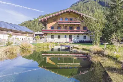 Image de Belle maison de campagne avec étang de baignade naturel