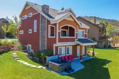 Image de Family Friendly Retreat for 17 w/Hot Tub & Views - 5 min to Pcmr Canyons Village