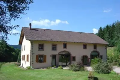 Image de Grande Ferme Rénovée avec Jardin, Terrasse et Sentiers à Proximité - Vosges