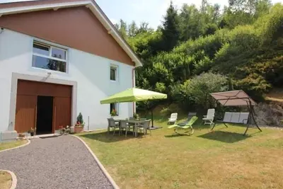 Image de Gîte Confortable en Pleine Forêt avec Étang, Idéal pour Familles et Amis