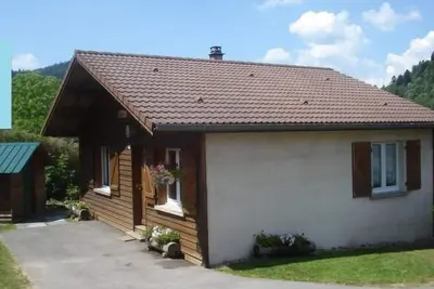 Image de Chalet confortable avec cheminée proche de La Bresse-Hohneck, idéal pour famille et amis.
