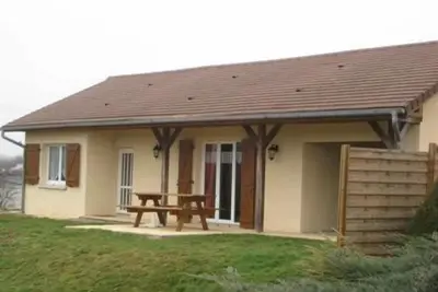 Image de Gîte idéal pour cure thermale, proche port de plaisance, terrasse et grand terrain.