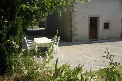 Image de Gîte rénové avec grand terrain, proche d'Épinal, idéal pour balades et familiales