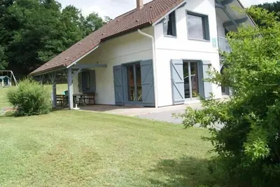 Image de Chalet spacieux avec cheminée, proche forêt, sentiers pédestres, terrasse, terrain clos, jeux et Wifi