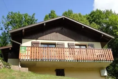 Image de Chalet cosy en bordure de forêt avec wifi, terrasse et équipements complets à Rochesson