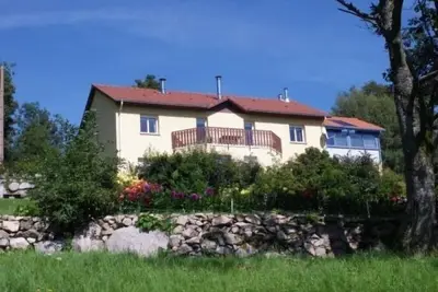 Gîte à la montagne avec cheminée, wifi et joli terrain