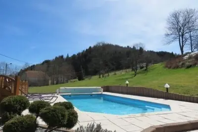 Image de Chalet tout confort avec piscine, terrasse, et sauna privé en montagne