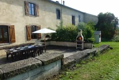Image de Charmant gîte historique avec terrasse, salle de jeux, et recharge électrique – proche Vittel & Contrexéville
