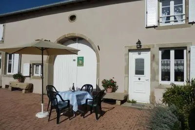 Gîte de Charme avec Terrasse près de Bourbonne-les-Bains, 2 chambres, poêle à bois, Wifi inclus