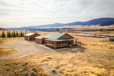 Image de 4 Bedroom Home on 20 acres with private access to the Madison River.