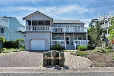 Image de Grande floorplan ouvert à Cape Shores; Piscine communautaire, tennis et de la jetée;