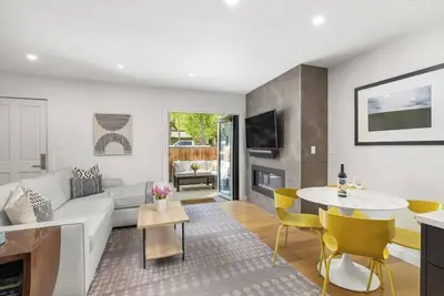 Image de New Price Reduction! Townhome in Aspen's core just 3 blocks from the gondola