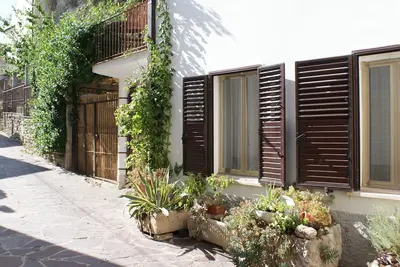 Image de Apricot House is nestled under the imposing medieval Castle of Roccascalegna