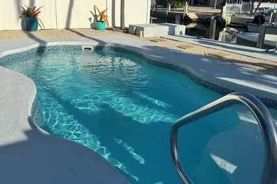 Image de Cozy, waterfront pool home half duplex on a quiet street, bayside location.