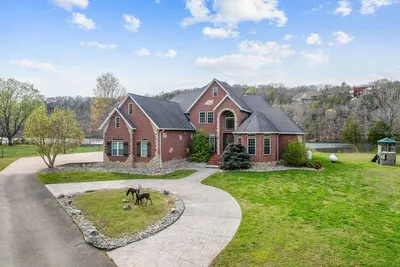 Image de Lakeshore Hideout: Spacious Family Retreat with Private Dock & Prime Trout Fishing!