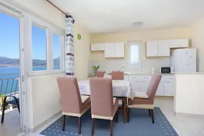 Image de Appartement de trois chambres avec le balcon et la vue sur le mer Arbanija, Ciovo (A-18224-a)