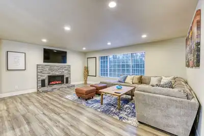 Image de ★ Rustic Modern Mid Century Big Farmhouse ★ 2 Portable Ac Units!