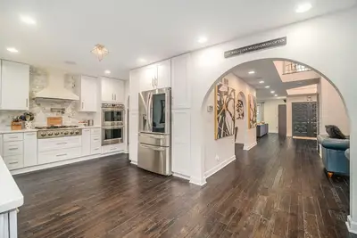 Image de Beautiful Spanish style home with in-ground pool