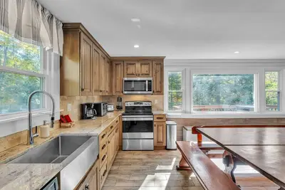 Image de 5-bedroom chalet walking distance to bars and restaurants - on the access road