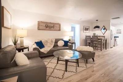 Image de Chic: 3 Bed, 2 Bath. Cozy stay- fully decorated with a full size Christmas tree