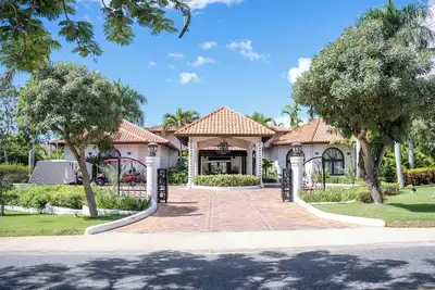 Image de Luxury Tropical Oasis - Professional Chef, Butler, Maid, Concierge, Golf Cart