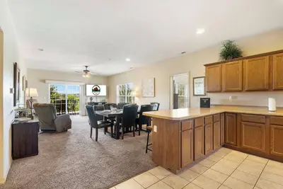 Image de Golf-Side Escape • King Suites • Pool • Balcony • Near 76 Strip