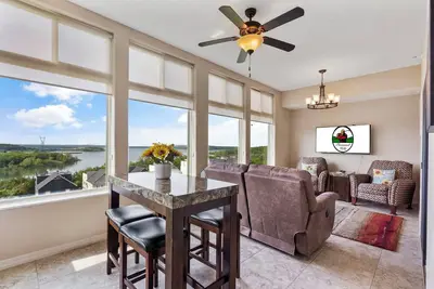 Image de Spacious 2br • Lake Views + Quick Drive to Attractions
