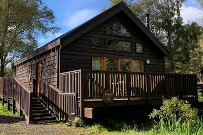 Image de Authentic log cabin close to loch shore, with hot tub & wood burning stove.