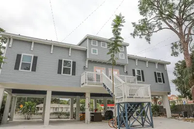 Image de Eagle Nest Apartment-Walk to downtown & the water! New heated Pool January 2024!