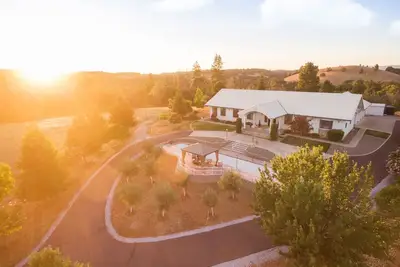 Image de 82 acre Mountain Retreat w/ Pool & Spa near Yosemite sleeps 14