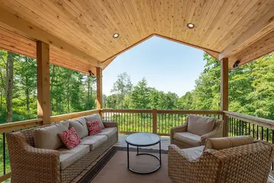 Image de Wooded Dog Friendly Escape w/ Hot Tub & Views
