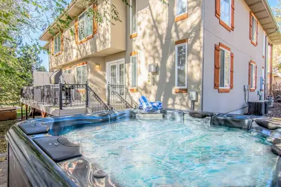 Image de Modern Parkside Home! Hot Tub * XBox * Ping Pong * Billiards