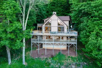 Image de A Big View  Great Seven Devils home  beautiful decor great views  hot tub