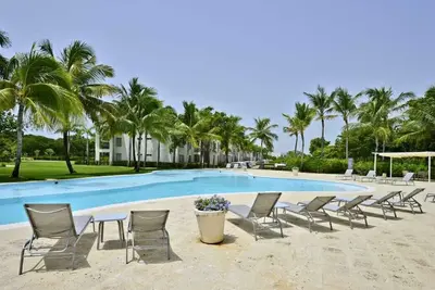 Image de Spacious and fully-equiped apartment with golf course view in exclusive beach resort