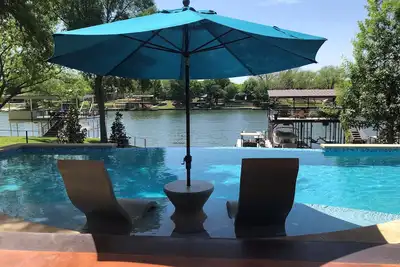 Image de Lake LBJs Most Popular Luxury Home // Boat Rental On-site & Tons of Amenities!