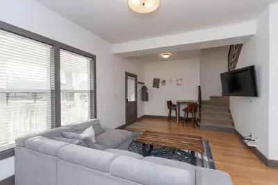 Image de Modern Home in a prestigious downtown neighborhood