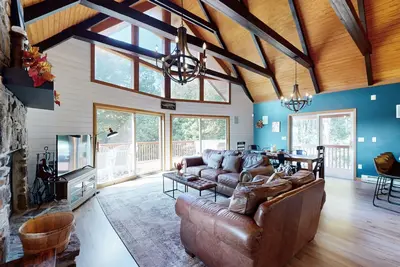 Image de Secluded & spacious retreat with private hot tub, carriage house & game room