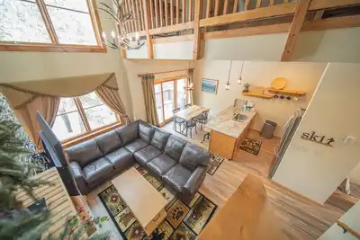 Image de Rustic & Cozy Cabin that's Ideal for Summertime!