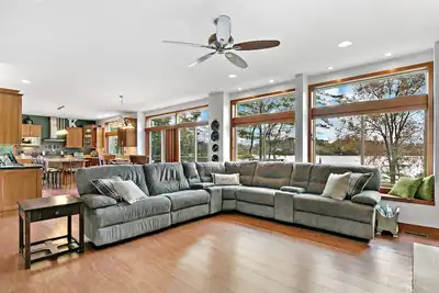 Image de Beautiful and spacious lakefront home! Close to everything!