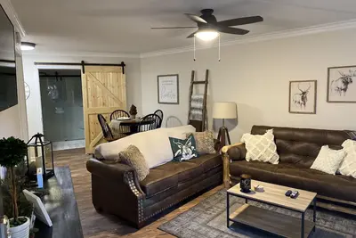 ⭐️New-PristineGburgLoft-2a-Walk2Pancakes🥞 & Slopes⛷