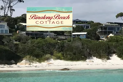 Image de Binalong Beach Cottage  Beachfront Next door to restaurant. King Bed for couples