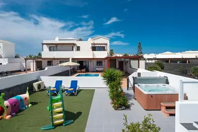 Image de Casa Faina, villa in Playa Blanca with private pool, jacuzzi and playground