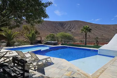 Image de Villa \"Vivienda Vacacional Sara\" avec vue sur la montagne, piscine et terrain de basket-ball